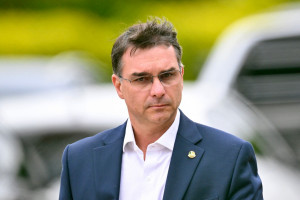 Flávio Bolsonaro após visitar o ex-presidente Jair Bolsonaro, que está preso na sede da PF em Brasília