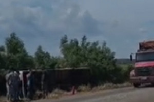 Ônibus tomba e deixa feridos em Petrolina
