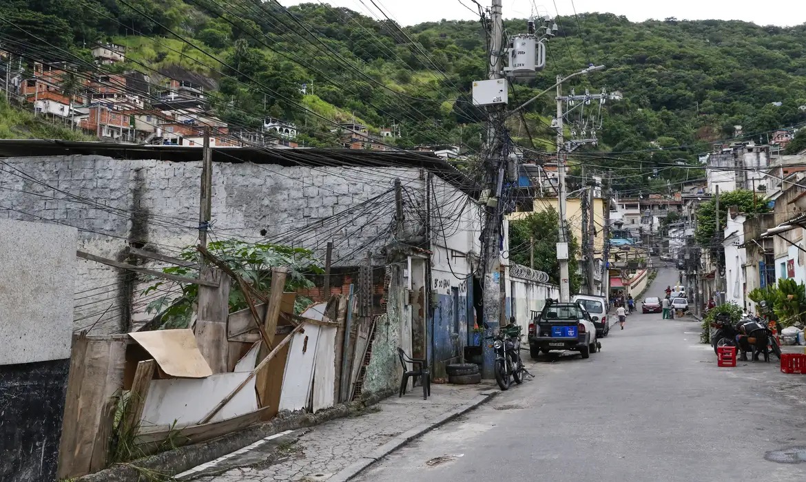 Mais de 96% dos moradores de favelas e comunidades urbanas vivem em trechos de vias com calçadas com obstáculos/Foto: Fernando Frazão/Agência Brasil