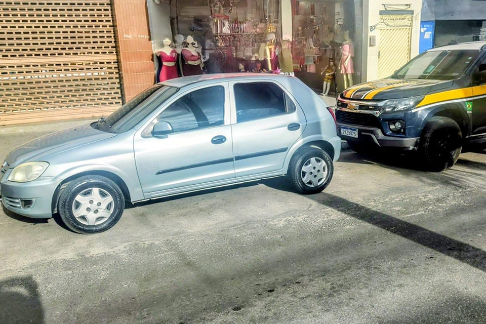 Carro foi recuperado pela PRF a quatro quilômetros de distância do local da transação/DIVULGAÇÃO/PRF