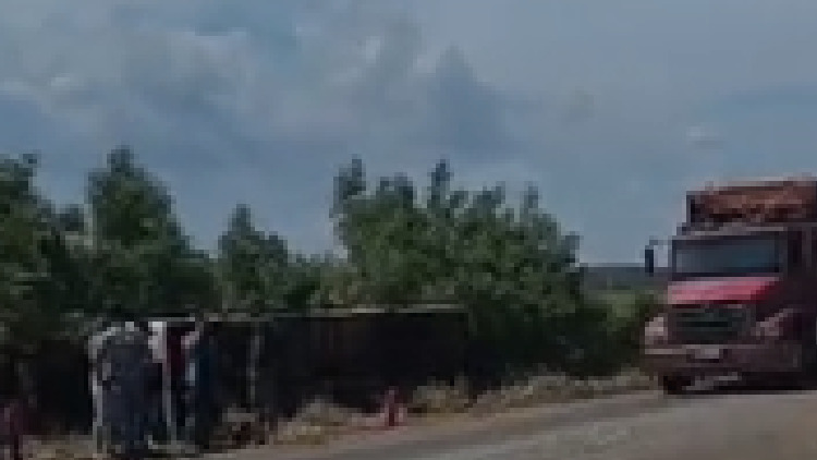 Ônibus tomba e deixa feridos em Petrolina/Foto: Reprodução