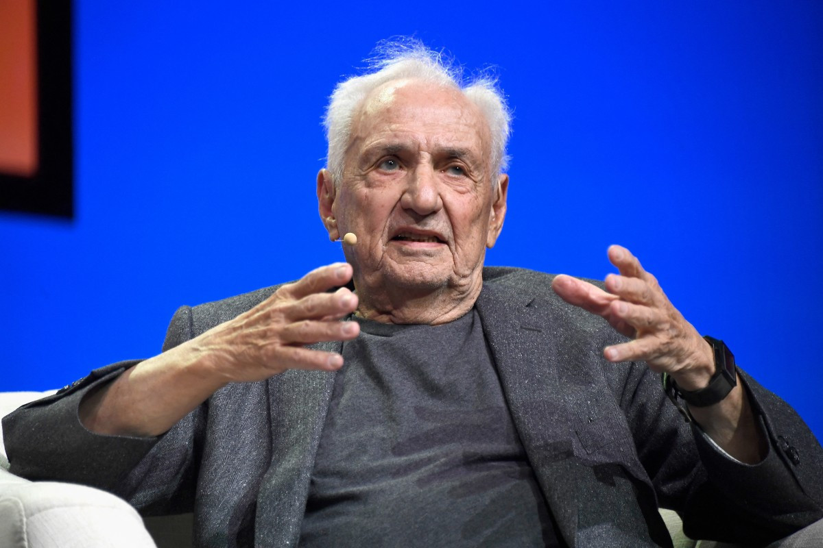 Frank Gehry, renomado arquiteto canadense, aos 96 anos/ AFP