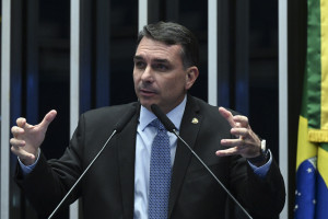 Tarcísio de Freitas (Republicanos-SP) e Ratinho Jr. (PSD-PR) também perderiam de Lula, mas com menor desvantagem. Em um eventual segundo turno, Tarcísio teria 42% dos votos e Ratinho, 41%, contra 47% do petista nos dois cenários.