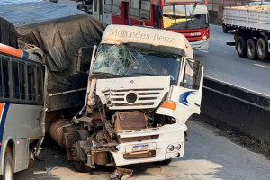 Carreta tem cabine destruída em acidente na marginal da BR-381, área urbana de contagem