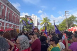 Mulheres se reuniram na Rua da Aurora, no Centro do Recife 