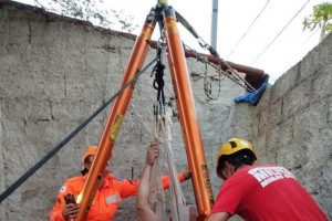 Para fazer o resgate, os militares usaram um tripé e fizeram o içamento do homem e do cachorro em segurança
