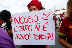 Mulheres foram às ruas neste domingo (7), no Recife, para exigir fim da violência de gênero 