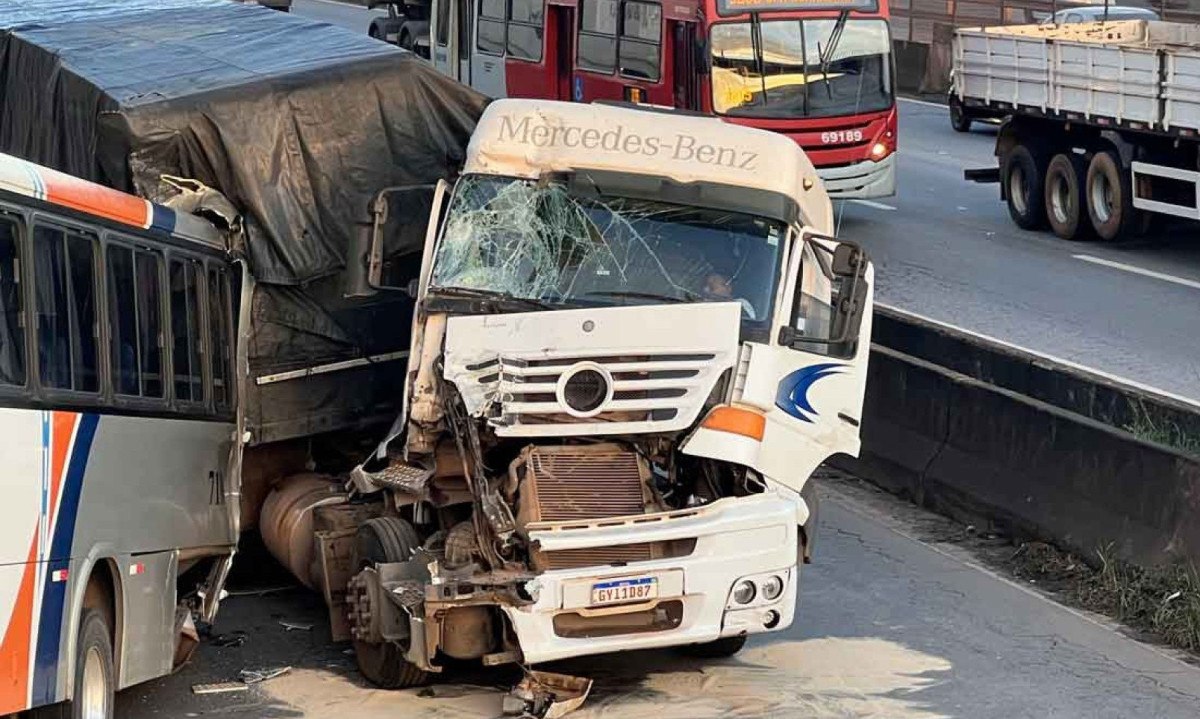Carreta tem cabine destruída em acidente na marginal da BR-381, área urbana de contagem/Foto: Edésio Ferreira/EM/D.A Press