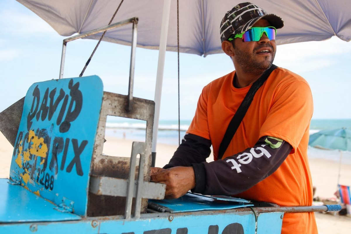 Davi Silva, de 43 anos, trabalha como vendedor na praia há duas décadas/Foto: Marina Torres/DP Foto