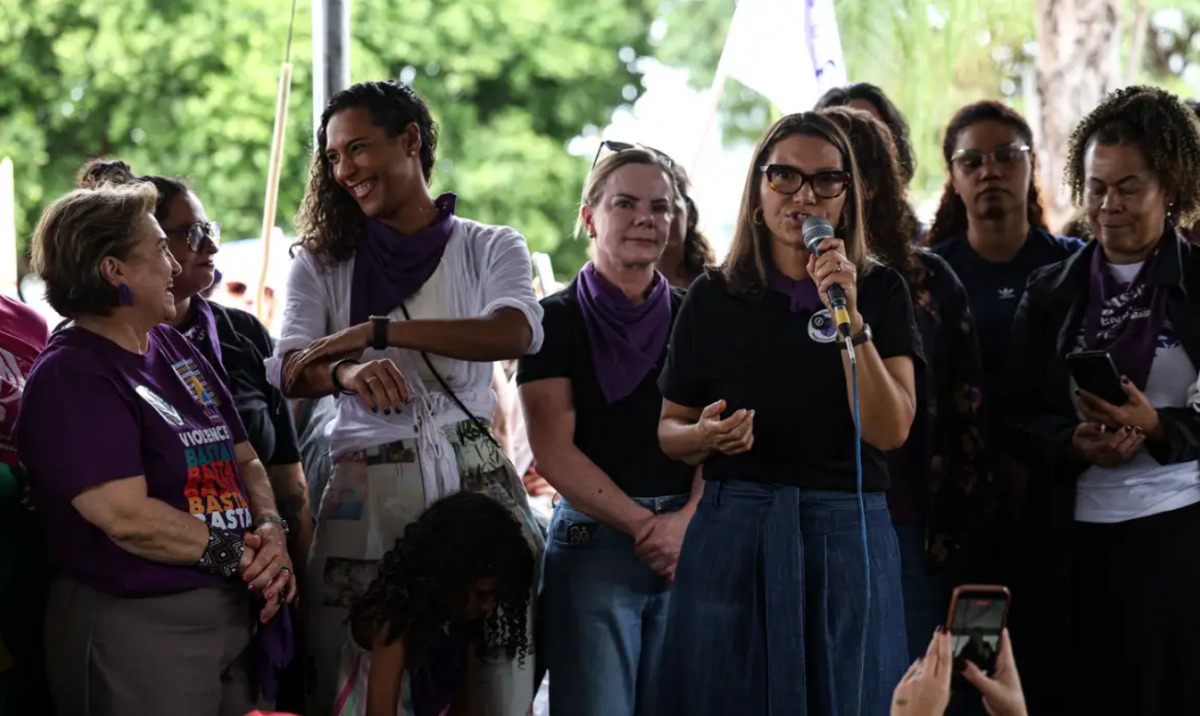 Sob fortes pancadas de chuva, o ato contou também com a participação da primeira-dama Janja Lula da Silva. O ministro que participou foi o do Desenvolvimento Social, Wellington Dias.  /Foto: Marcelo Camargo/Agência Brasil
