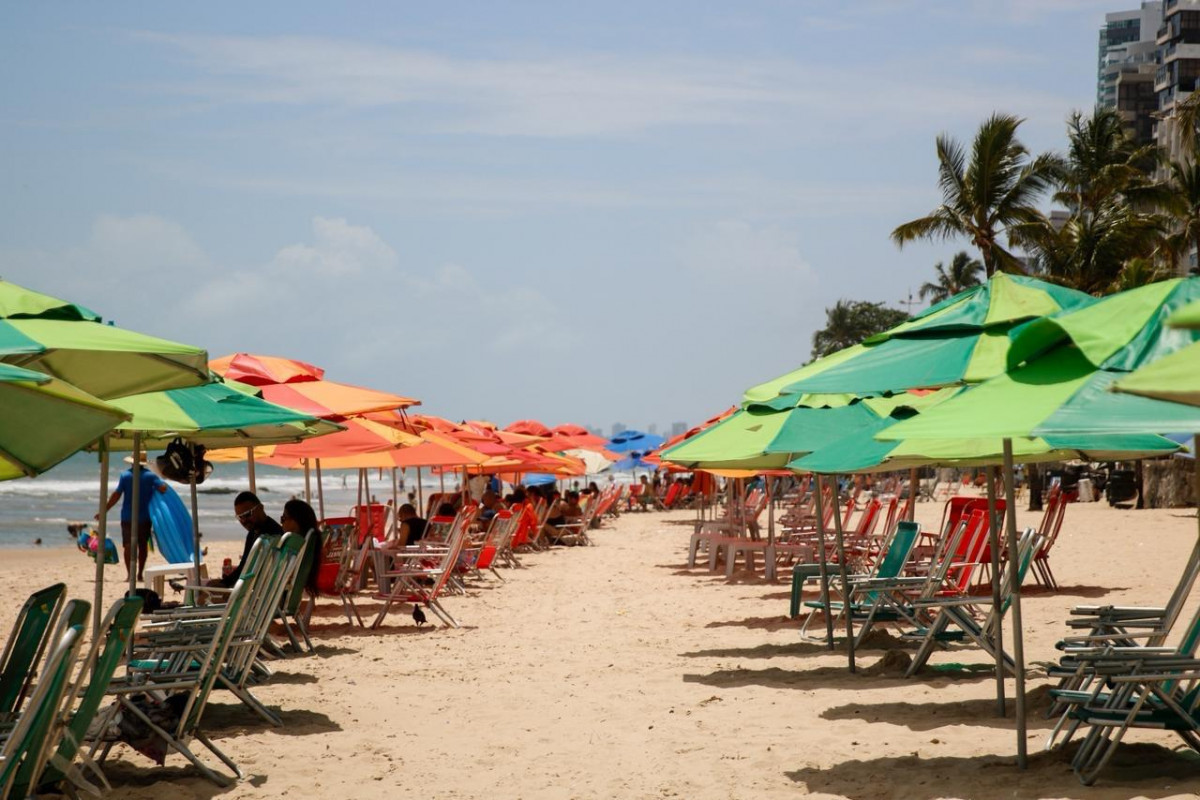 Praia de Boa Viagem é local de trabalho de centenas de ambulantes/Foto: Marina Torres/DP Foto