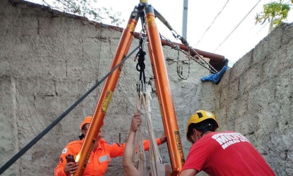 Para fazer o resgate, os militares usaram um tripé e fizeram o içamento do homem e do cachorro em segurança/Foto: CBMMG/Divulgação