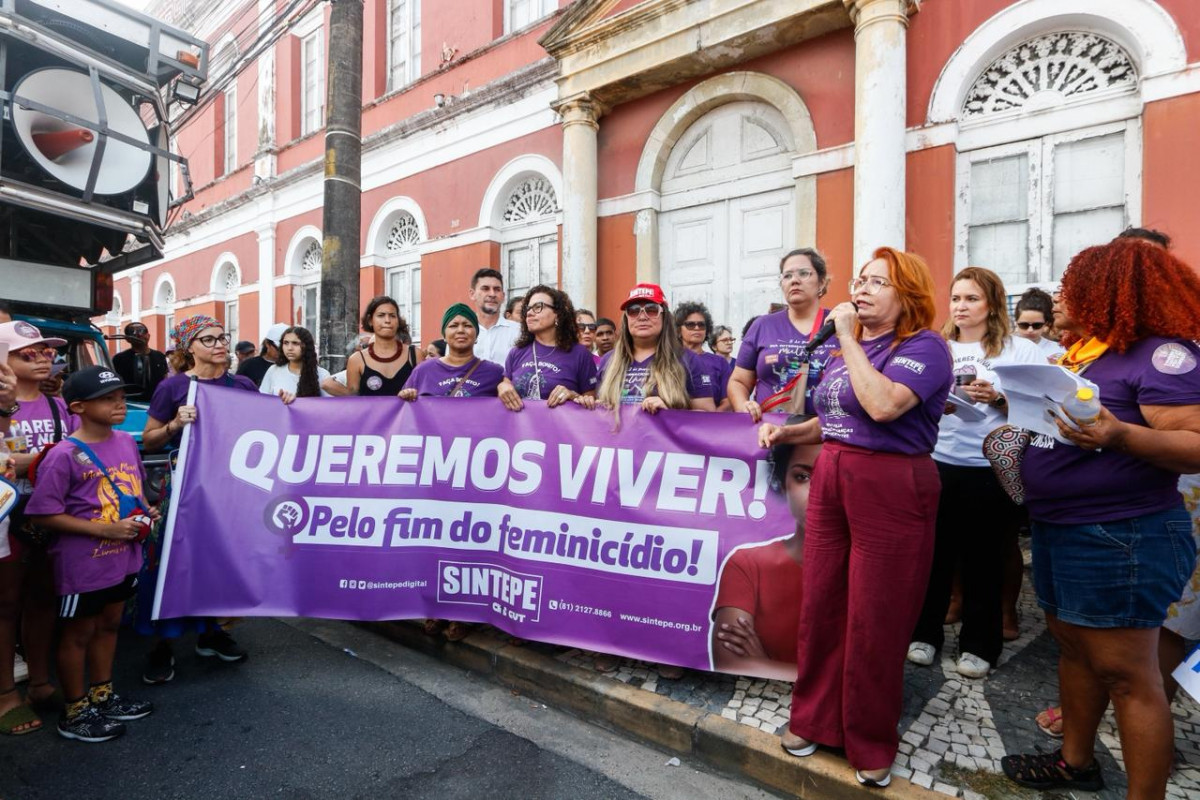 Mulheres se mobilizam nas ruas do Recife em ato contra feminicídios (Marina Torres/DP Foto)