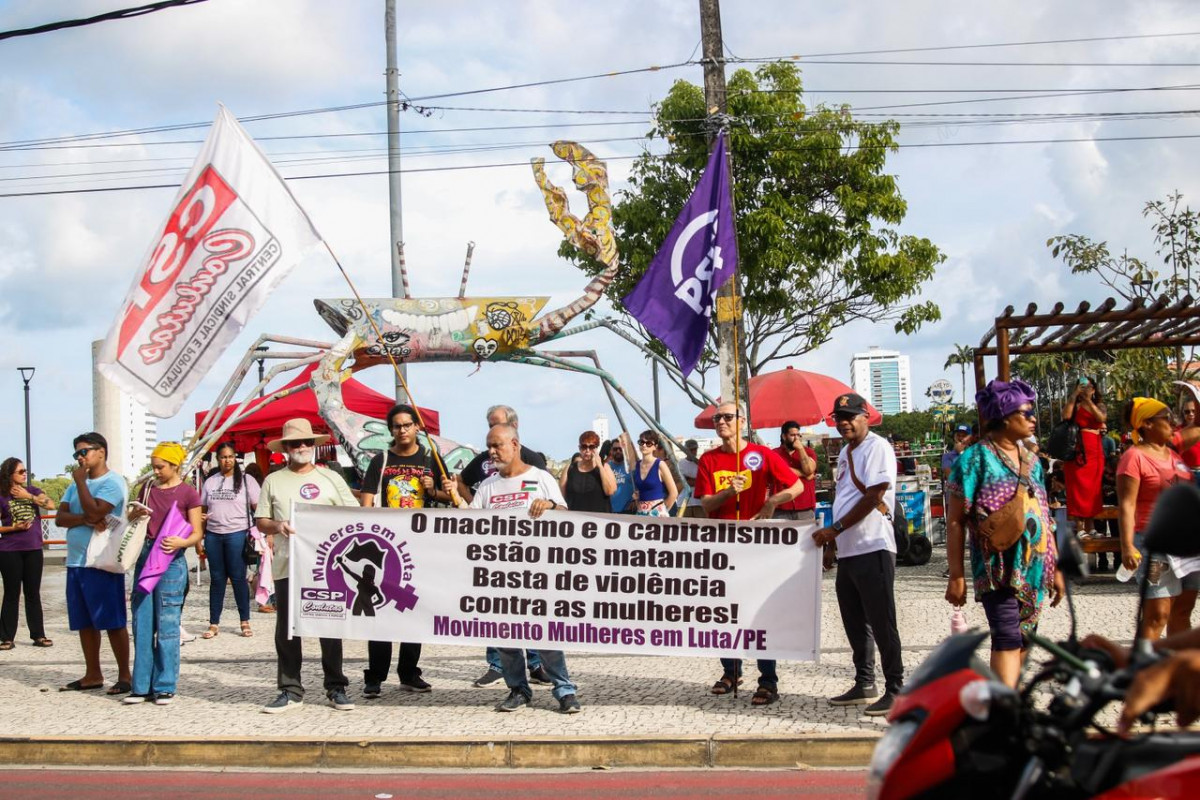 Mulheres se mobilizam nas ruas do Recife em ato contra feminicídios (Marina Torres/DP Foto)