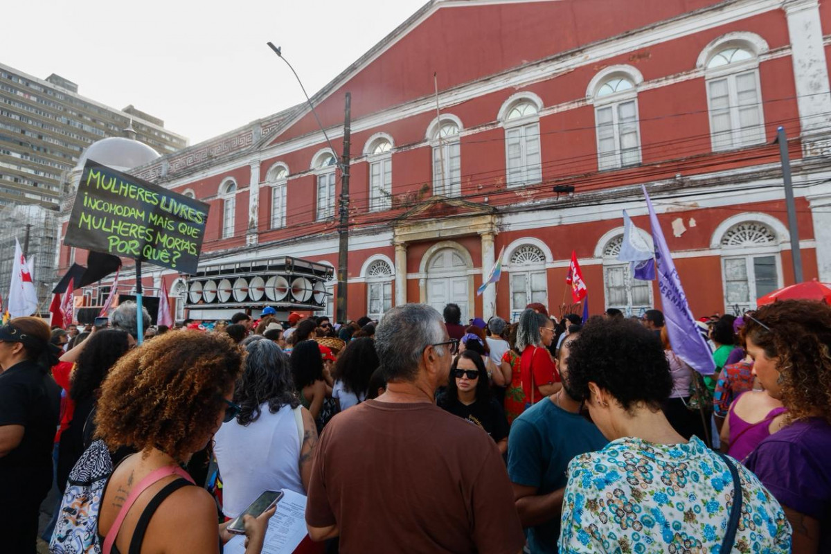Mulheres se mobilizam nas ruas do Recife em ato contra feminicídios (Marina Torres/DP Foto)