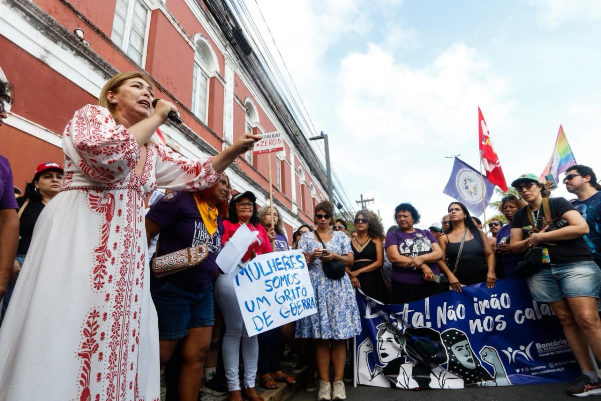Mulheres se mobilizam nas ruas do Recife em ato contra feminicídios (Marina Torres/DP Foto)