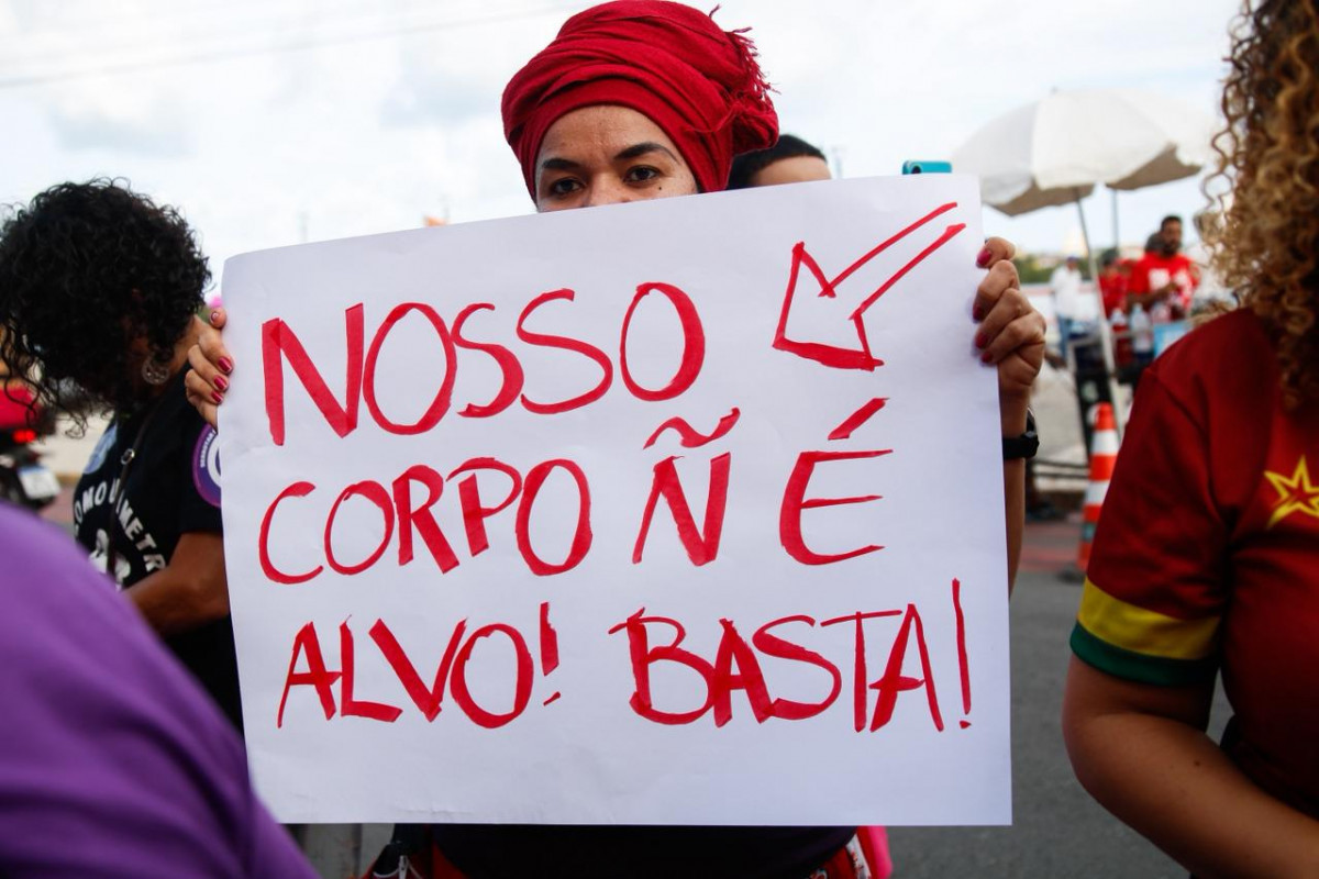 Mulheres foram às ruas neste domingo (7), no Recife, para exigir fim da violência de gênero /Marina Torres/ DP