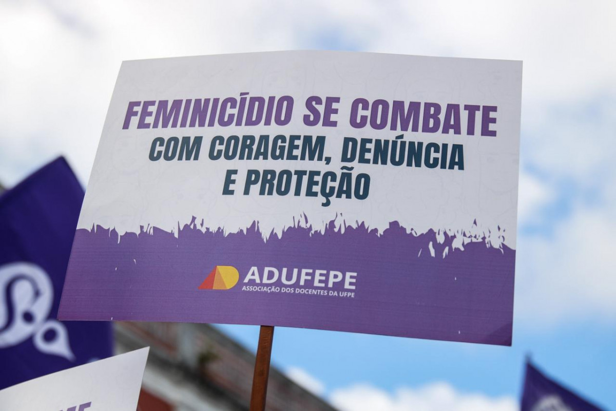 Mulheres se mobilizam nas ruas do Recife em ato contra feminicídios (Marina Torres/DP Foto)