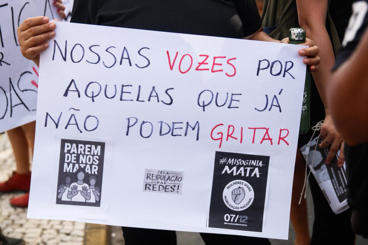 Mulheres se mobilizam nas ruas do Recife em ato contra feminicídios (Marina Torres/DP Foto)