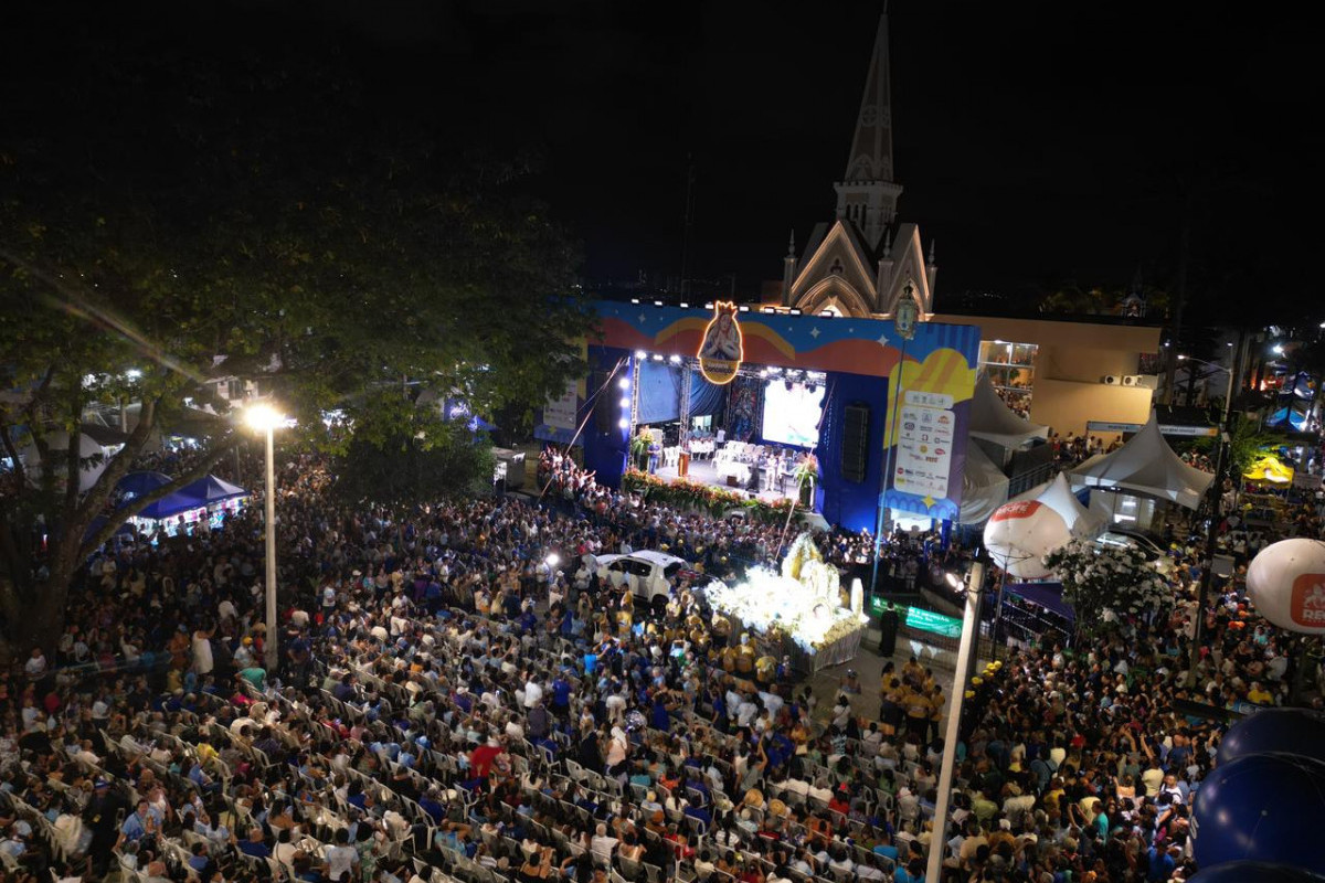 A procissão saiu da frente da prefeitura da capital pernambucana, no Cais do Apolo, e seguiu até o Morro da Conceição, onde a movimentação é intensa desde o início da manhã./Francisco Silva/DP Foto