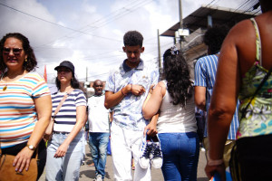 O estudante de educação física Roberto Ferreira da Silva Filho, de 33 anos, subiu o morro de costas e descalço