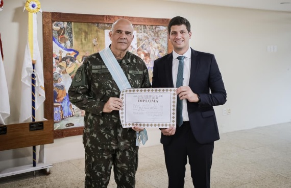 General Ribeiro recebeu condecoração do prefeito João Campos /CMNE