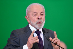 O presidente do Brasil, Luiz Inácio Lula da Silva, discursa durante a reunião do Conselho de Desenvolvimento Econômico e Social Sustentável no Palácio do Itamaraty, em Brasília, em 4 de dezembro de 2025. (Foto de Evaristo Sa / AFP)