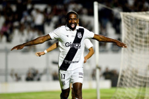 Jonas Toró em ação pela Ponte Preta