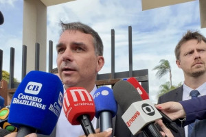 Flávio Bolsonaro visita o pai na sede da Polícia Federal, em Brasília