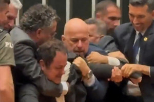 O parlamentar foi retirado da cadeira da Presidência da Câmara