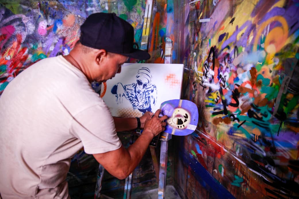 Grafiteiro Carlos André tem a cultura popular como marca registrada (Foto: Crysli Viana/DP Foto)