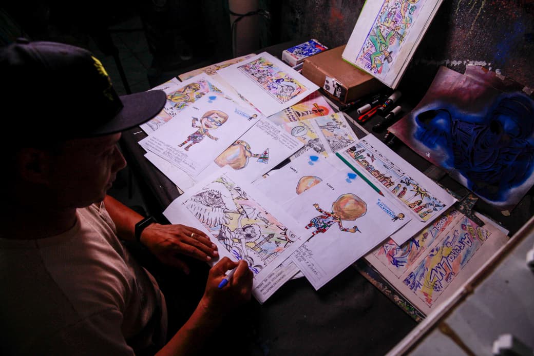 Grafiteiro Carlos André tem a cultura popular como marca registrada (Foto: Crysli Viana/DP Foto)