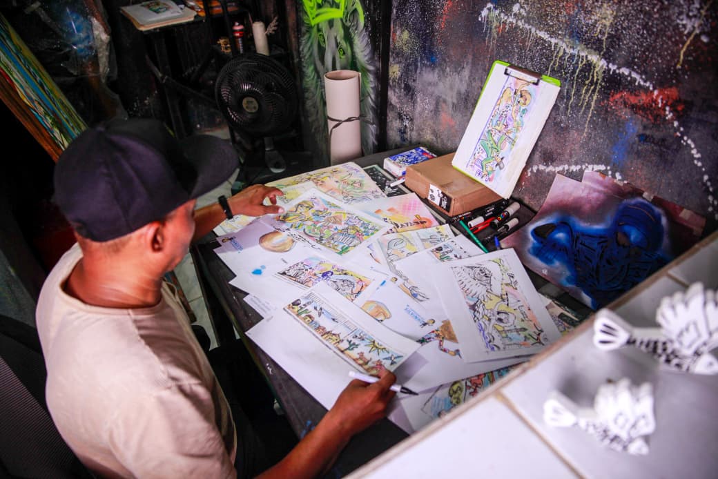 Grafiteiro Carlos André tem a cultura popular como marca registrada (Foto: Crysli Viana/DP Foto)