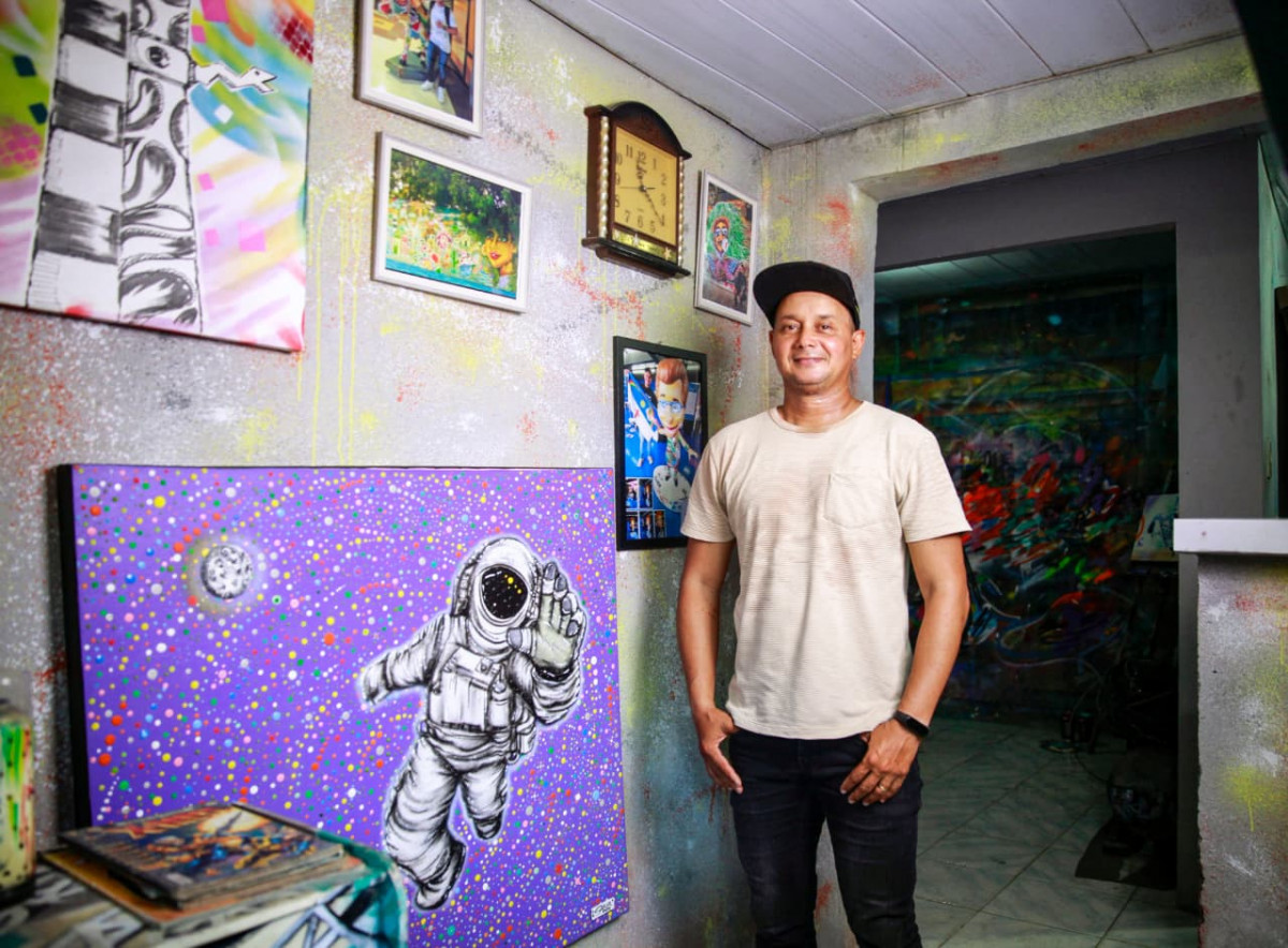 Grafiteiro Carlos André tem a cultura popular como marca registrada (Foto: Crysli Viana/DP Foto)