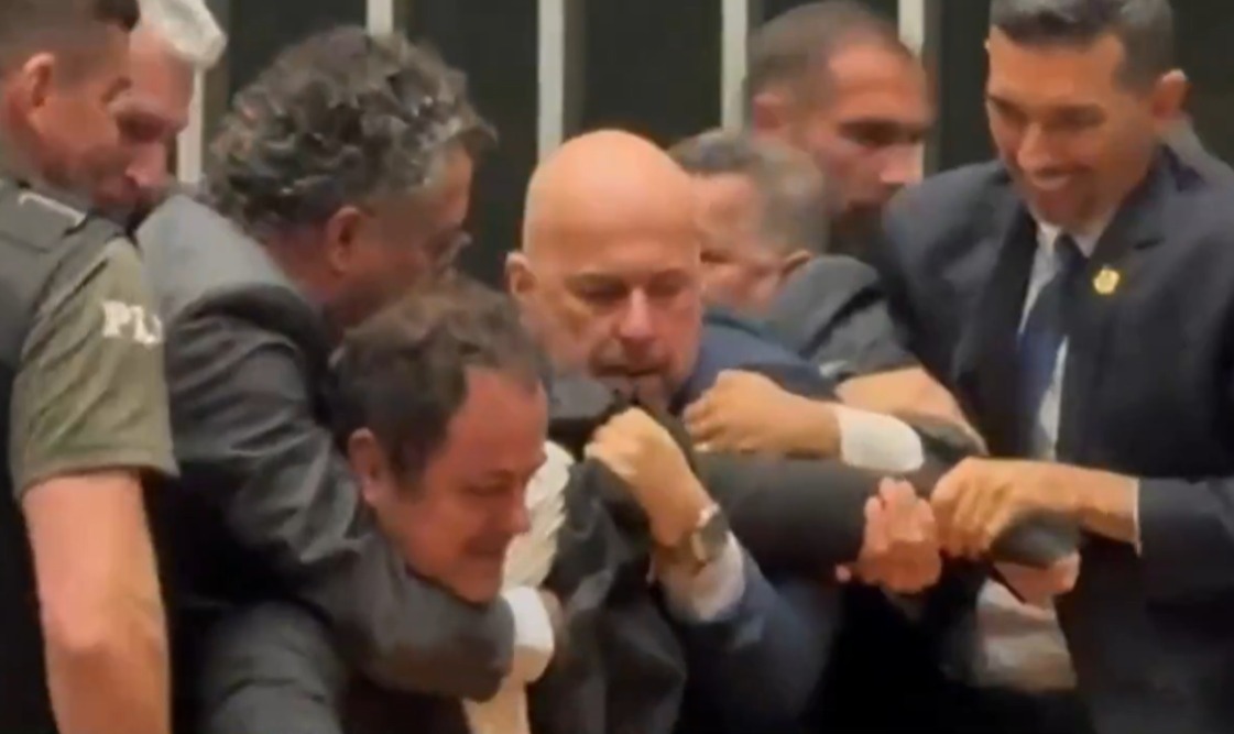 O parlamentar foi retirado da cadeira da Presidência da Câmara/Reprodução