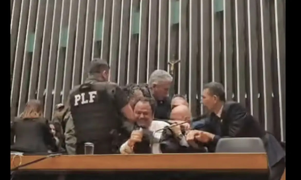 Glauber Braga foi retirado à força por agentes da Polícia Legislativa Federal/Frame Deputado Glauber Braga/Facebook