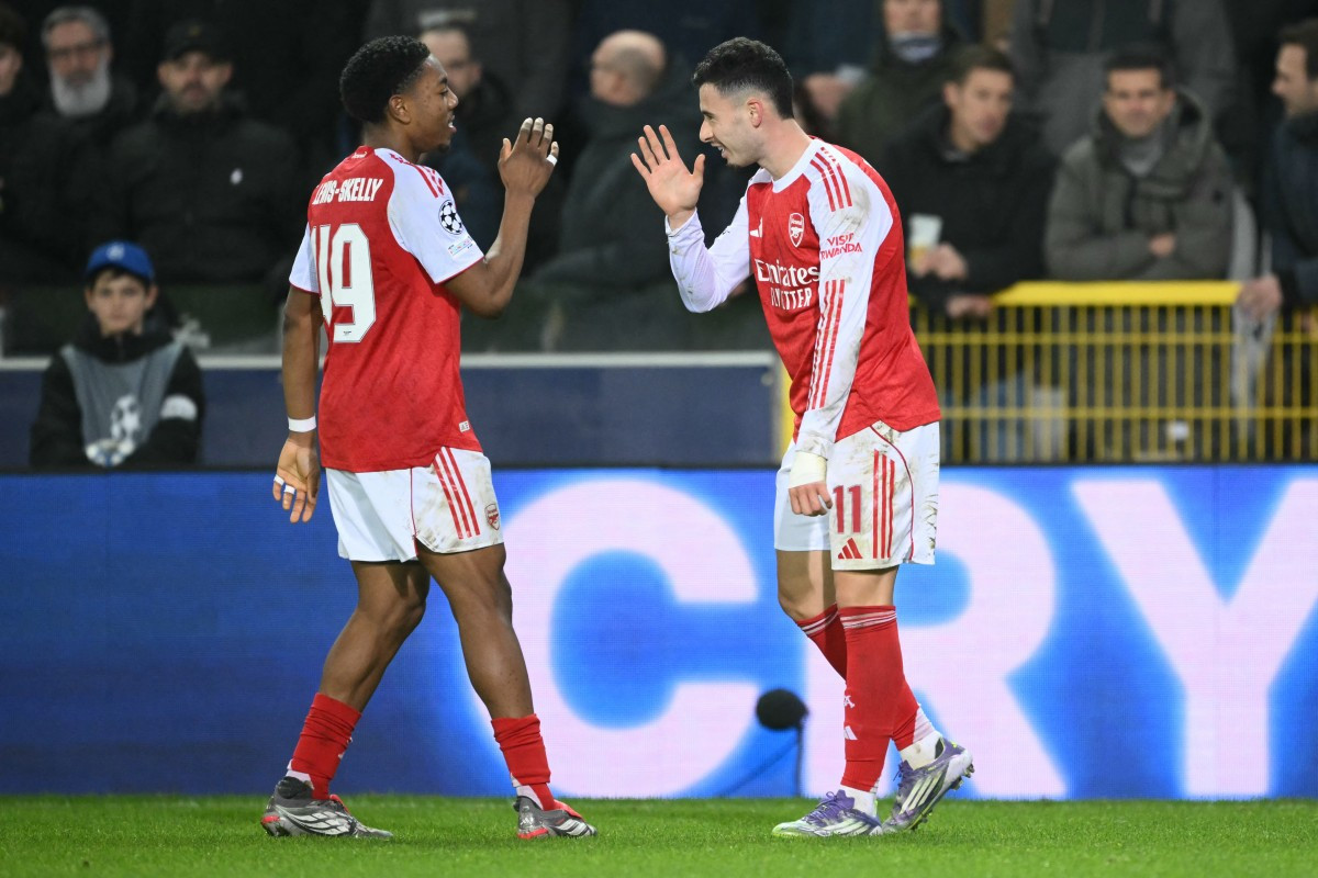 O lateral-esquerdo Myles Lewis-Skelly e o atacante Gabriel Martinelli, jogadores do Arsenal/ NICOLAS TUCAT / AFP