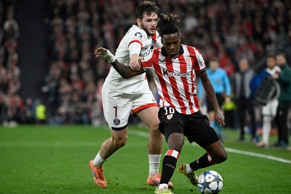Nico Williams e Khvicha Kvaratskhelia em ação na partida entre Athletic Bilbao x PSG pela Champions League/ANDER GILLENEA / AFP