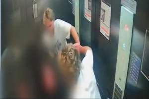Turista agride namorada com mais de 15 socos em elevador de prédio no Rio de Janeiro