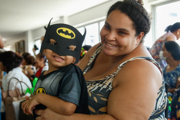 Davi, de 4 anos, recebeu visita dos Doutores da Alegria no Auto de Natal do Imip