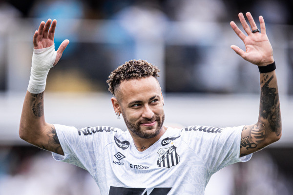 Neymar 'muda de vida' e contrata 'doutor milagre' para tratamento recorde antes da Copa. (Foto: Raul Baretta/ Santos FC.)