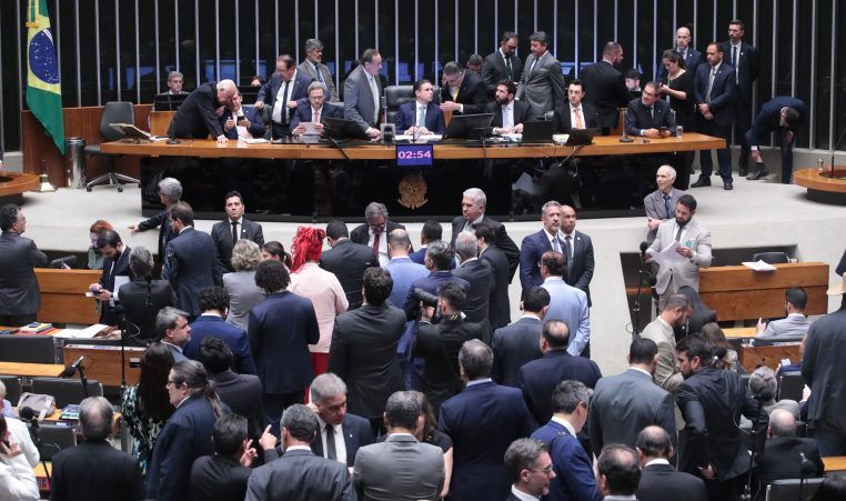 Deputados passam a madrugada desta quarta (10) emvotação/Agência Câmara