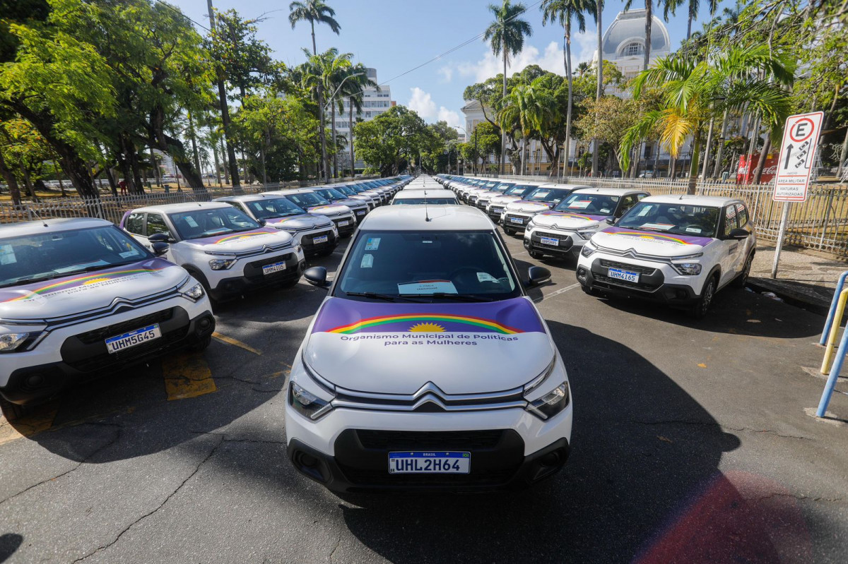 Novas viaturas do governo estadual trocam o azul da bandeira de Pernambuco pelo roxo/Foto: Miva Filho/Secom