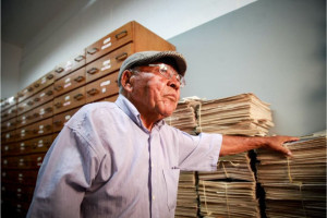 Francisco Araújo reencontra jornais que distribuiu nos anos1970, no arquivo do Diario