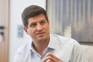 O prefeito João Campos.