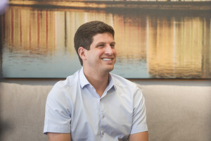 O prefeito João Campos.