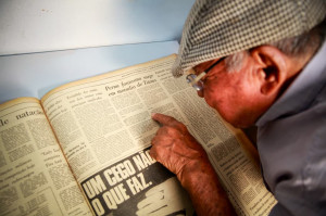 Ex-entregador do Diario, Francisco Ara&uacute;jo reencontra os jornais que distribuiu nos anos 1970