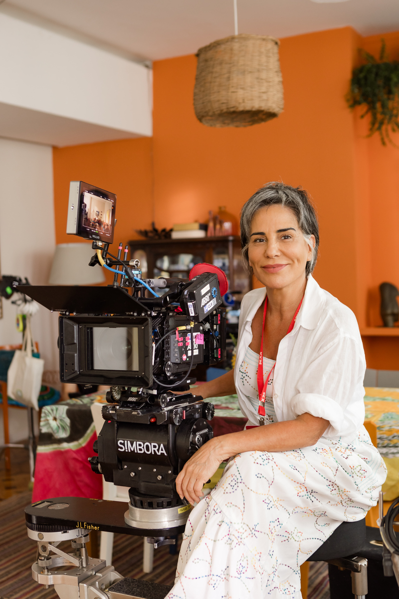 Gloria Pires no set do filme, sua estreia como cineasta (Foto: Helena Barros)