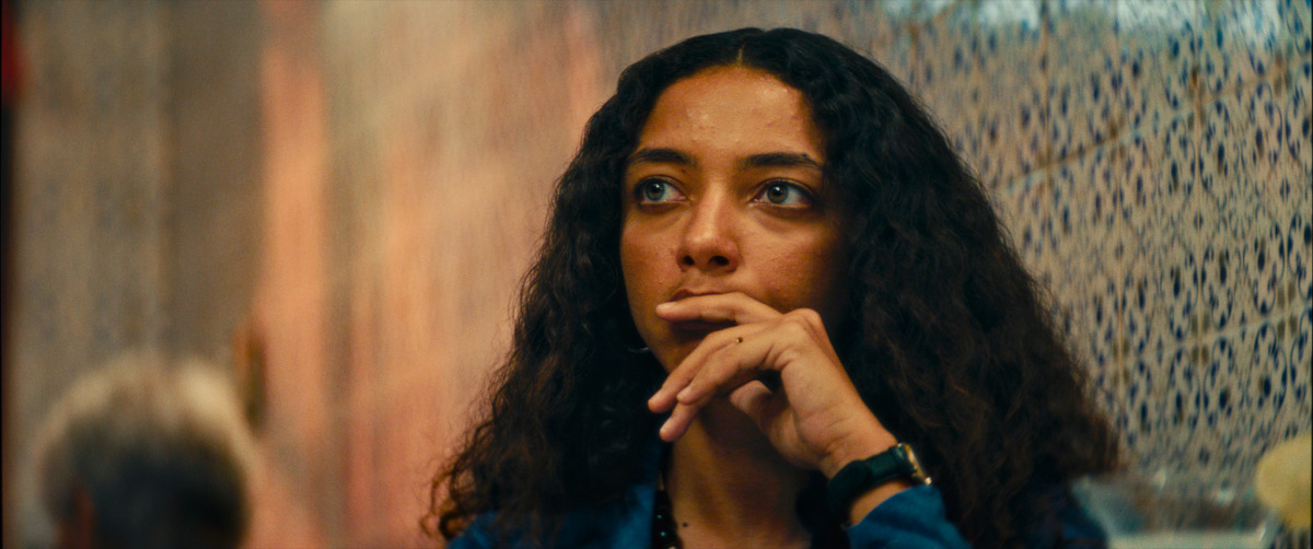 Alice Carvalho é a professora Fátima Nascimento em 'O Agente Secreto'/Foto: Victor Jucá/Divulgação