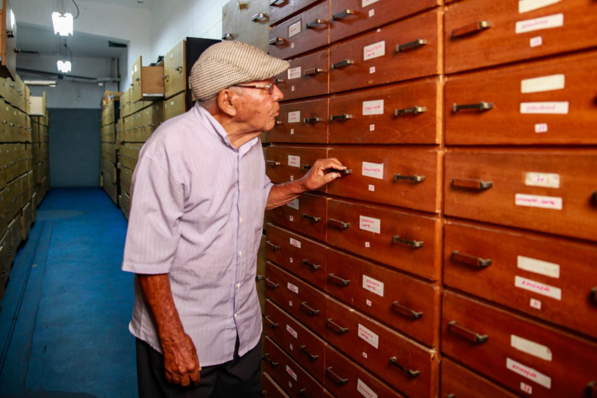 Ex-entregador do Diario, Francisco Araújo reencontra os jornais que distribuiu nos anos 1970 (Crisly Viana/DP Foto)